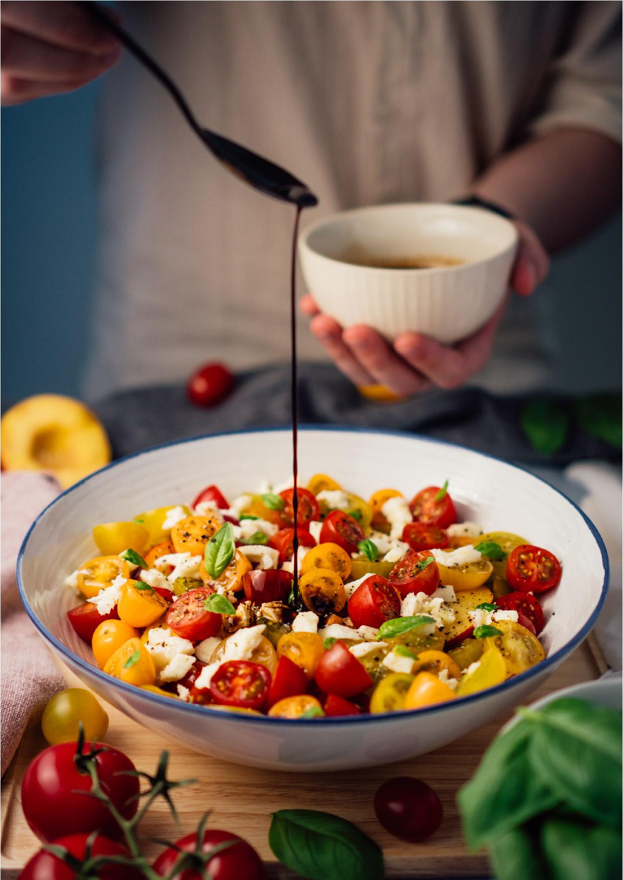 Aelia Luxury Suites Картерадос Экстерьер фото Balsamic vinegar being drizzled over a salad