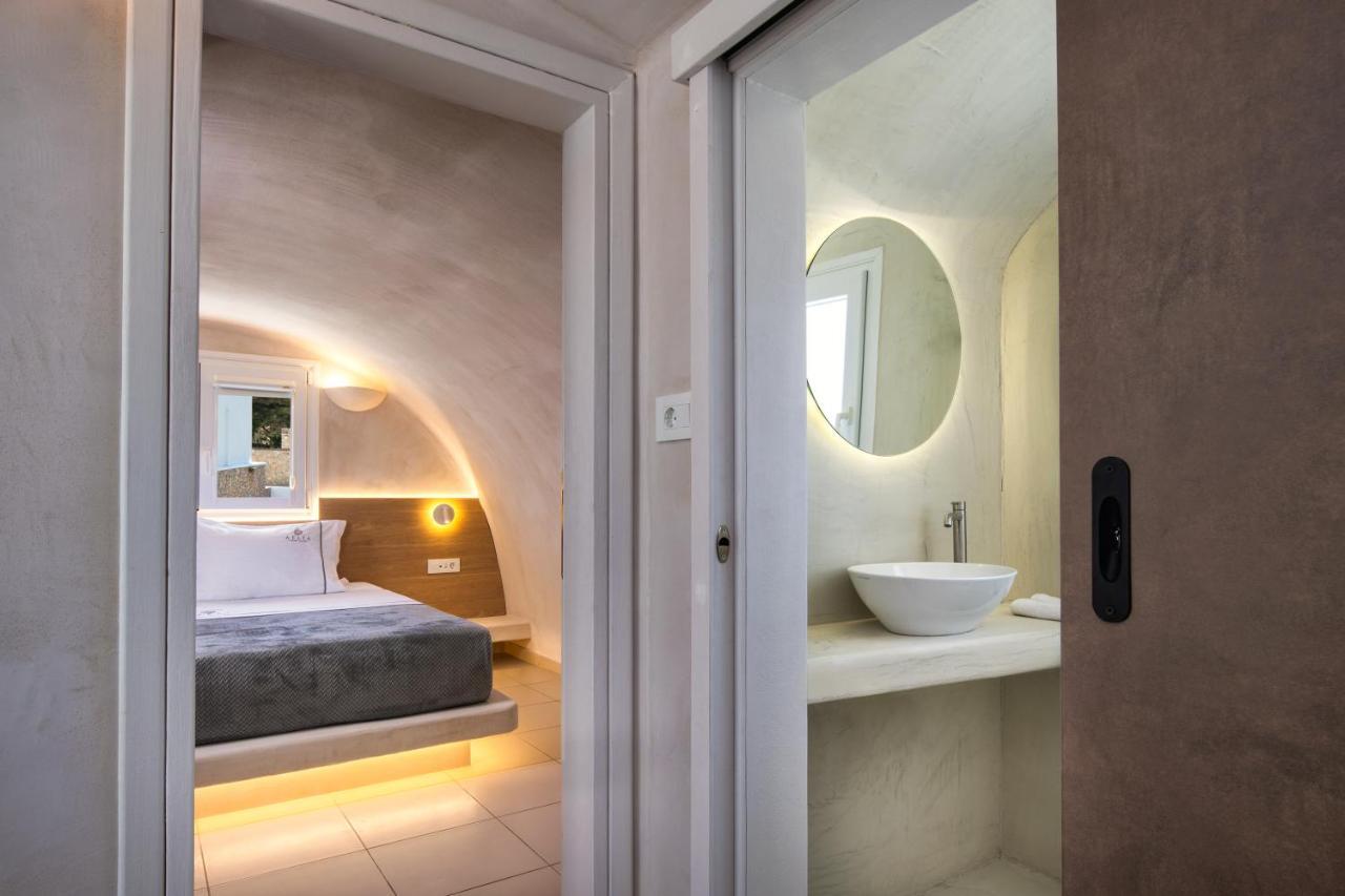 Aelia Luxury Suites Картерадос Экстерьер фото A bathroom in a hotel