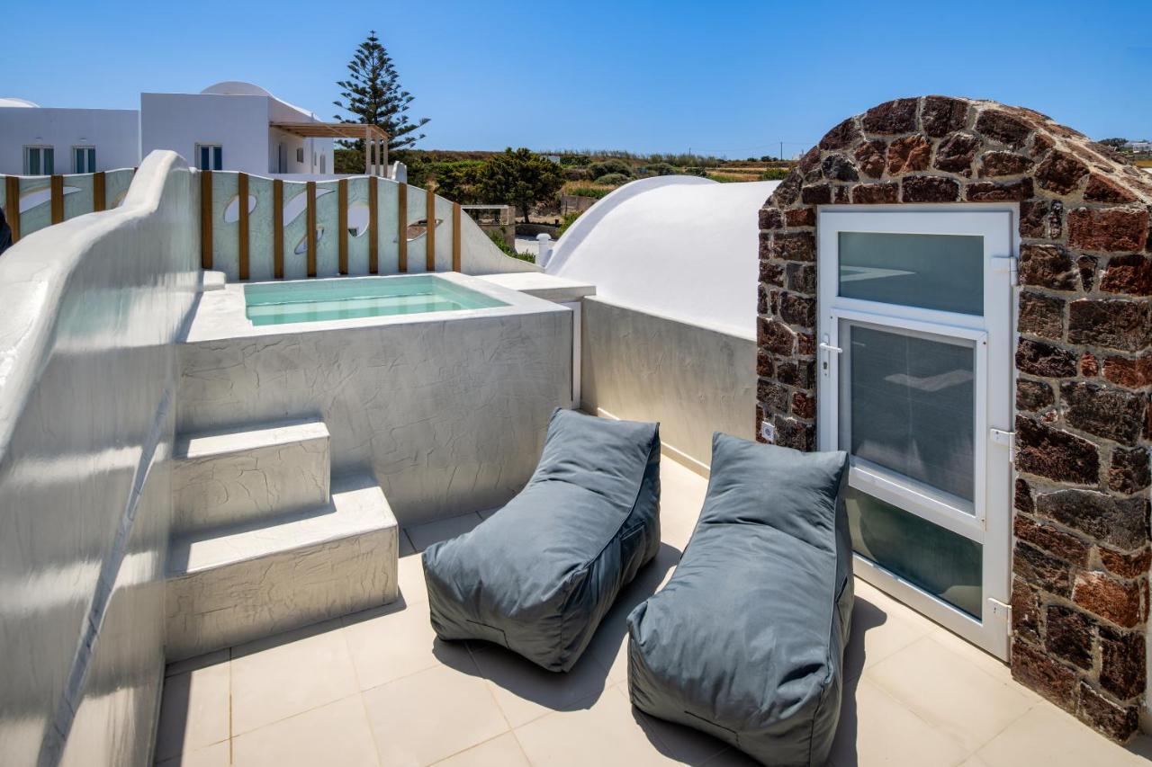 Aelia Luxury Suites Картерадос Экстерьер фото A private rooftop pool at a hotel in Santorini, Greece