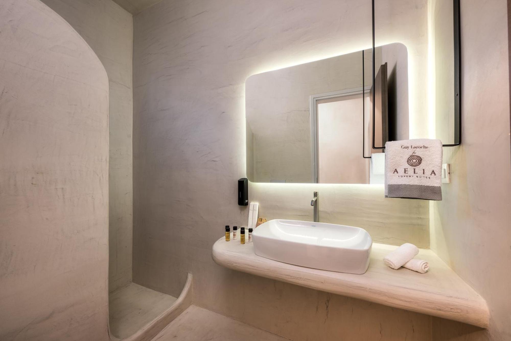 Aelia Luxury Suites Картерадос Экстерьер фото Bathroom